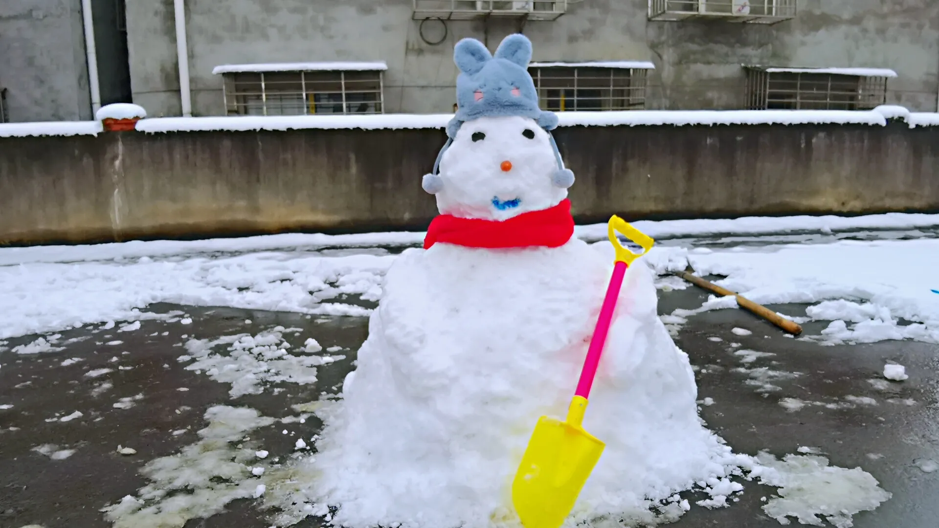襄陽雪人評選大賽預備開始 昨晚 襄陽降下虎年首場瑞雪 襄陽人的朋友圈都被雪景刷屏了 下面來個雪人評選大賽 雪人來自朋友圈