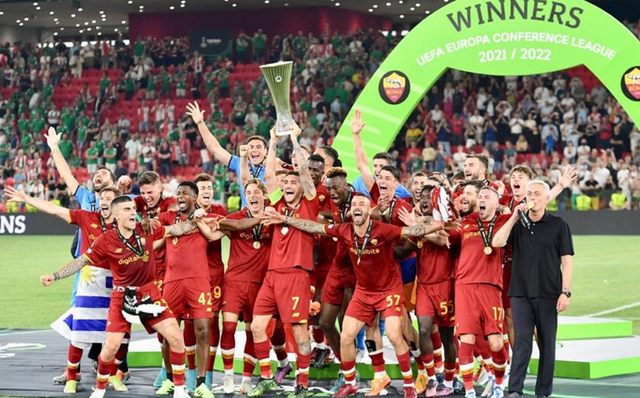 冠军功勋离队罗马签下铁腰穆帅将重返诺坎普吉安入围金童奖