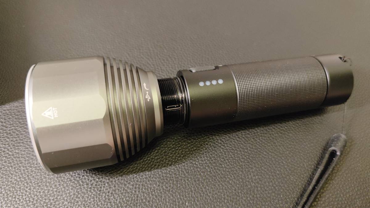 户外出行应急利器，纳拓户外强光手电筒