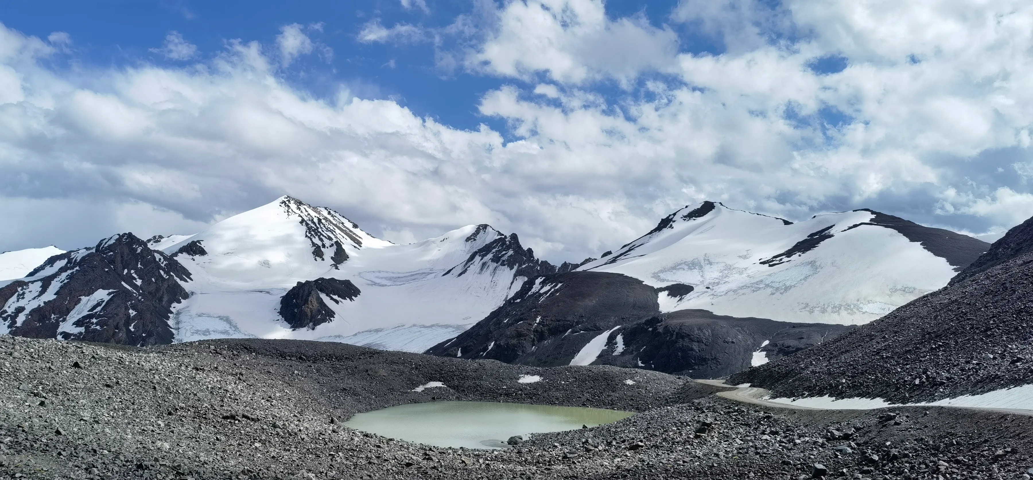 博而塔拉卅的国家森林公园 这里博而塔拉河和鄂托克赛尔河的源头 在这我经历了四季 风 雨 雪花 冰苞 看到雪山 草甸 鲜花 天天看点