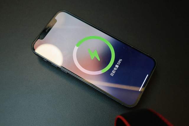 快充不伤机，可上飞机的沃品磁吸无线快充充电宝