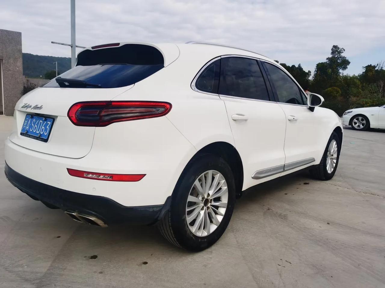 20185众泰sr9号称保时泰20t自动全景天窗无钥匙进入一键启动多功能