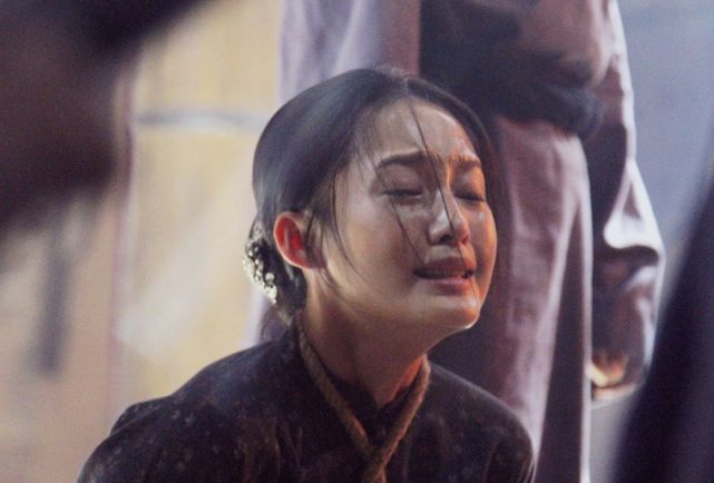 漆黑的破窑洞里,怀着身孕的田小娥正饿得发昏,突然门吱一声开了