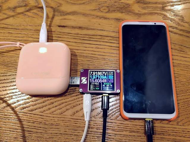 RAVPower自带线充电宝：圆润怡人设计，专为女性用户贴心而打造