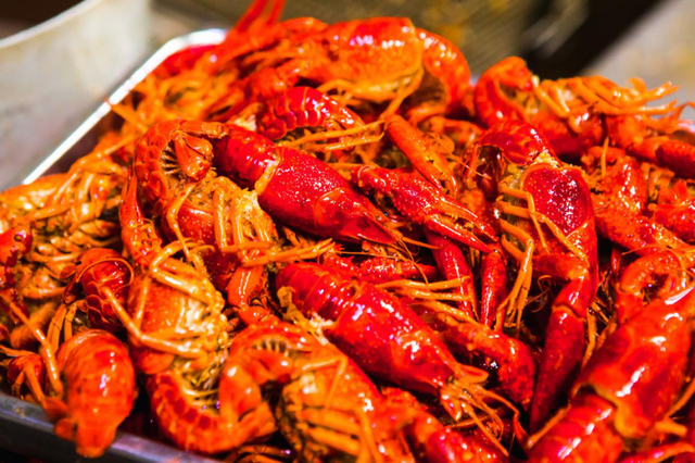 火了20年，扎根簋街卖小龙虾，胡大凭啥？