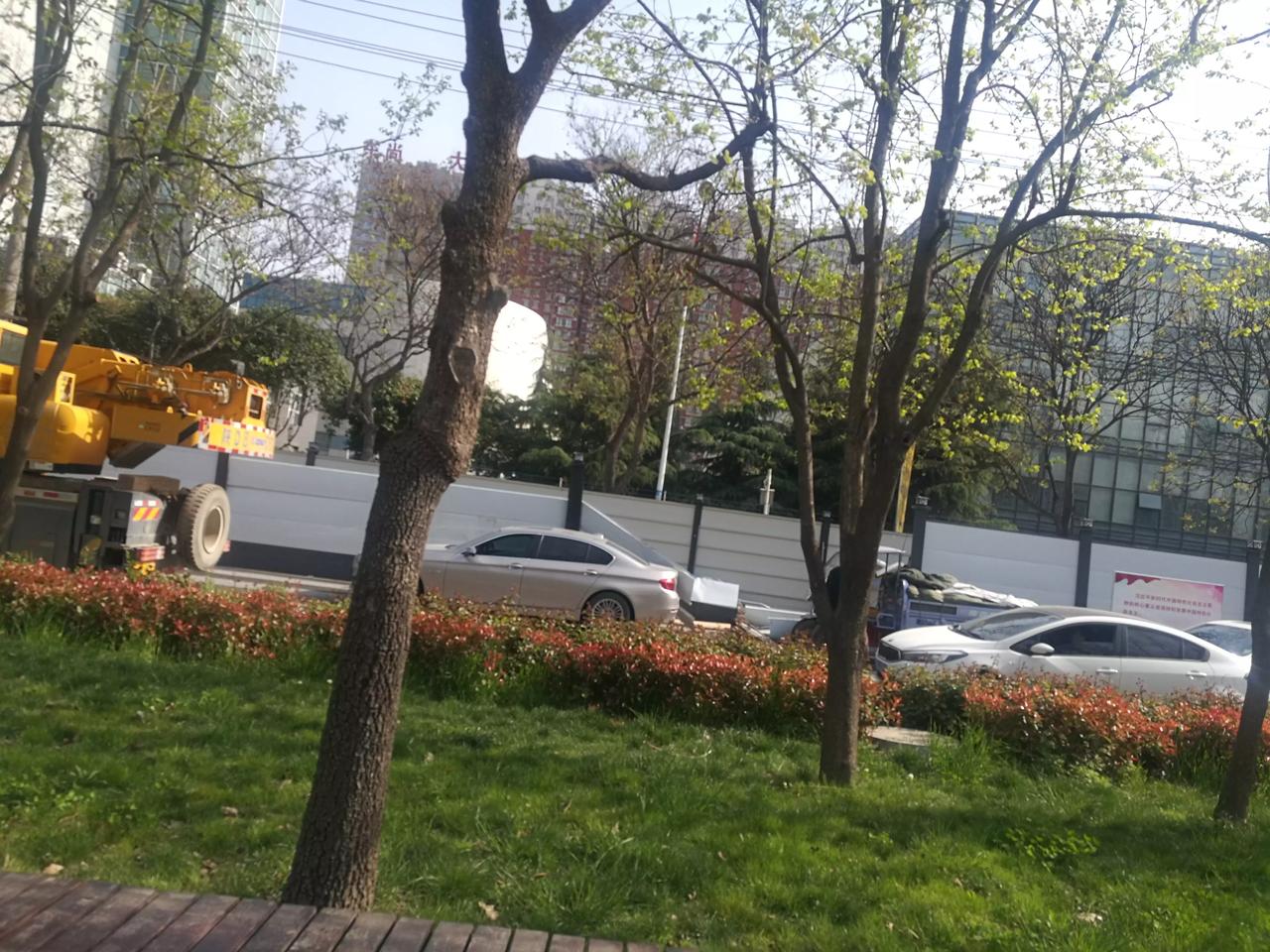 咸阳头条#文林路南边向东行的车道有围档,修路,在师院对发生