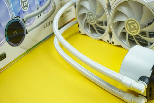 白装机三件套由艾湃电竞盖亚GAIA引领，白机箱焕发靓丽色彩