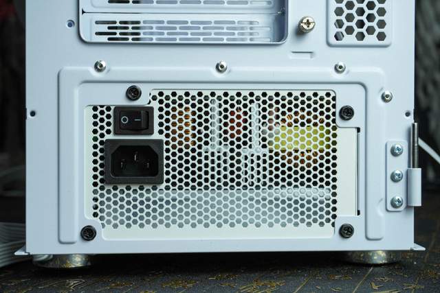 白装机三件套由艾湃电竞盖亚GAIA引领，白机箱焕发靓丽色彩