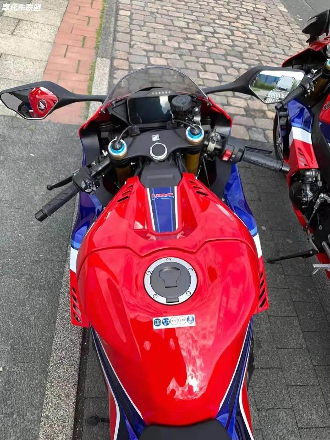 每日一车公升级跑车本田cbr1000rr火刃