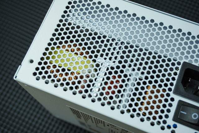 白装机三件套由艾湃电竞盖亚GAIA引领，白机箱焕发靓丽色彩