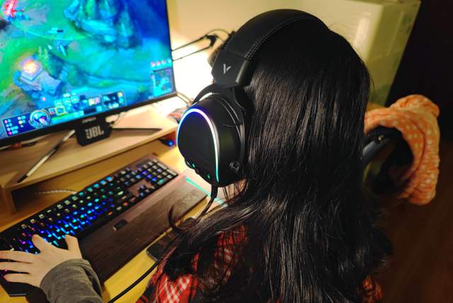 RGB配合虚拟7.1声道，从此战场无往不胜！