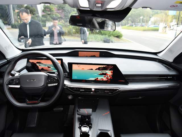 长安带来高颜值SUV，配2.0T+8AT，6秒多破百，可实现六屏互联