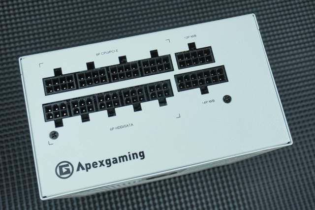 白装机三件套由艾湃电竞盖亚GAIA引领，白机箱焕发靓丽色彩