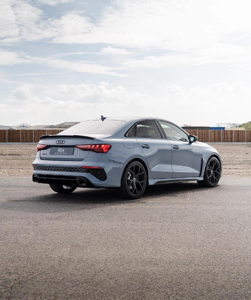 灰色三厢暴力小车新款奥迪rs3没有人会不喜欢吧