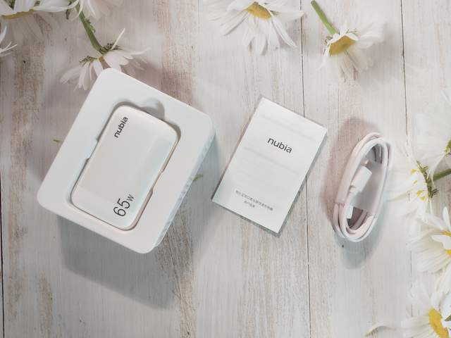 更轻更薄更好用，努比亚大白65W超薄氮化镓充电器评测