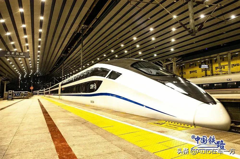 和谐号##复兴号##动卧#白色车身,双层车窗夜间开行,夕