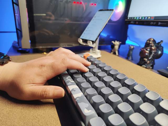 翘起来，更舒适——洛斐小翘三模机械键盘