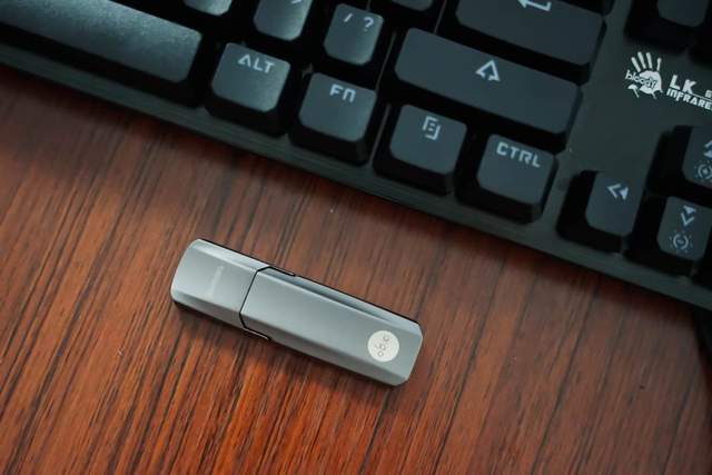 相比普通U盘，固态U盘的优势不仅仅是传输速度快那么简单