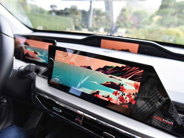 长安带来高颜值SUV，配2.0T+8AT，6秒多破百，可实现六屏互联