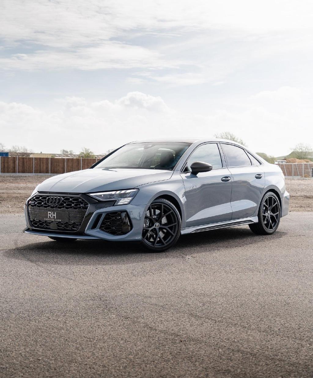 灰色三厢暴力小车新款奥迪rs3没有人会不喜欢吧