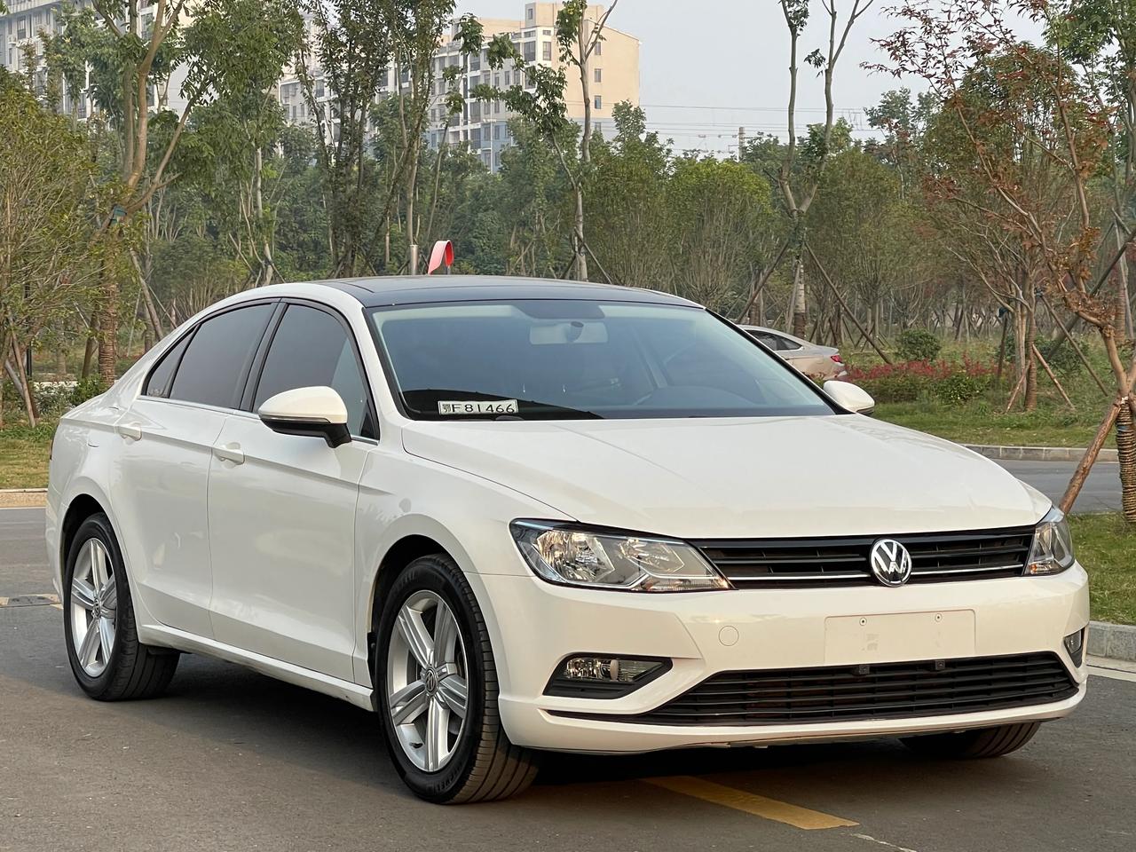 17年大众凌渡280舒适2处补漆6万公里真皮座椅天窗多功能方向盘车况