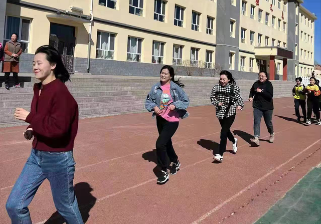走出教室拥抱自然承德市围场县四合永中学庆祝劳动妇女节