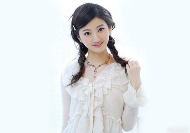 2004年16岁的景甜一出校门就坐上了一辆车牌号为9988的豪车