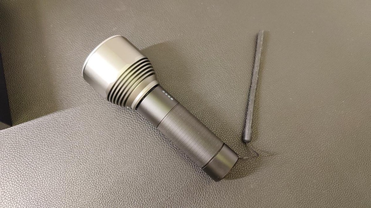 户外出行应急利器，纳拓户外强光手电筒