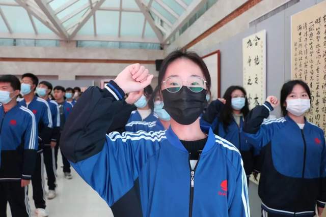 首页>黄河科技学院>正文>10月7日,商学院2022级全体新生身着校服,前往