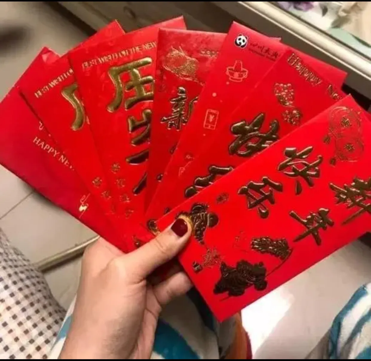 開工紅包今年可能大家口袋都比較緊 上班收到的紅包比去年少好多 其中公司開門利是隻有100元 老闆個人紅包元 其他同僚 天天看點