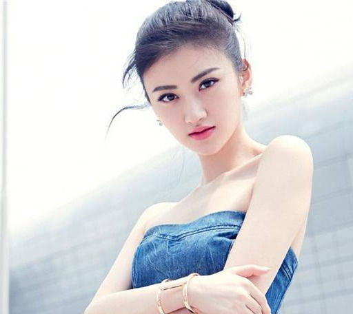 2004年16岁的景甜一出校门就坐上了一辆车牌号为9988的豪车