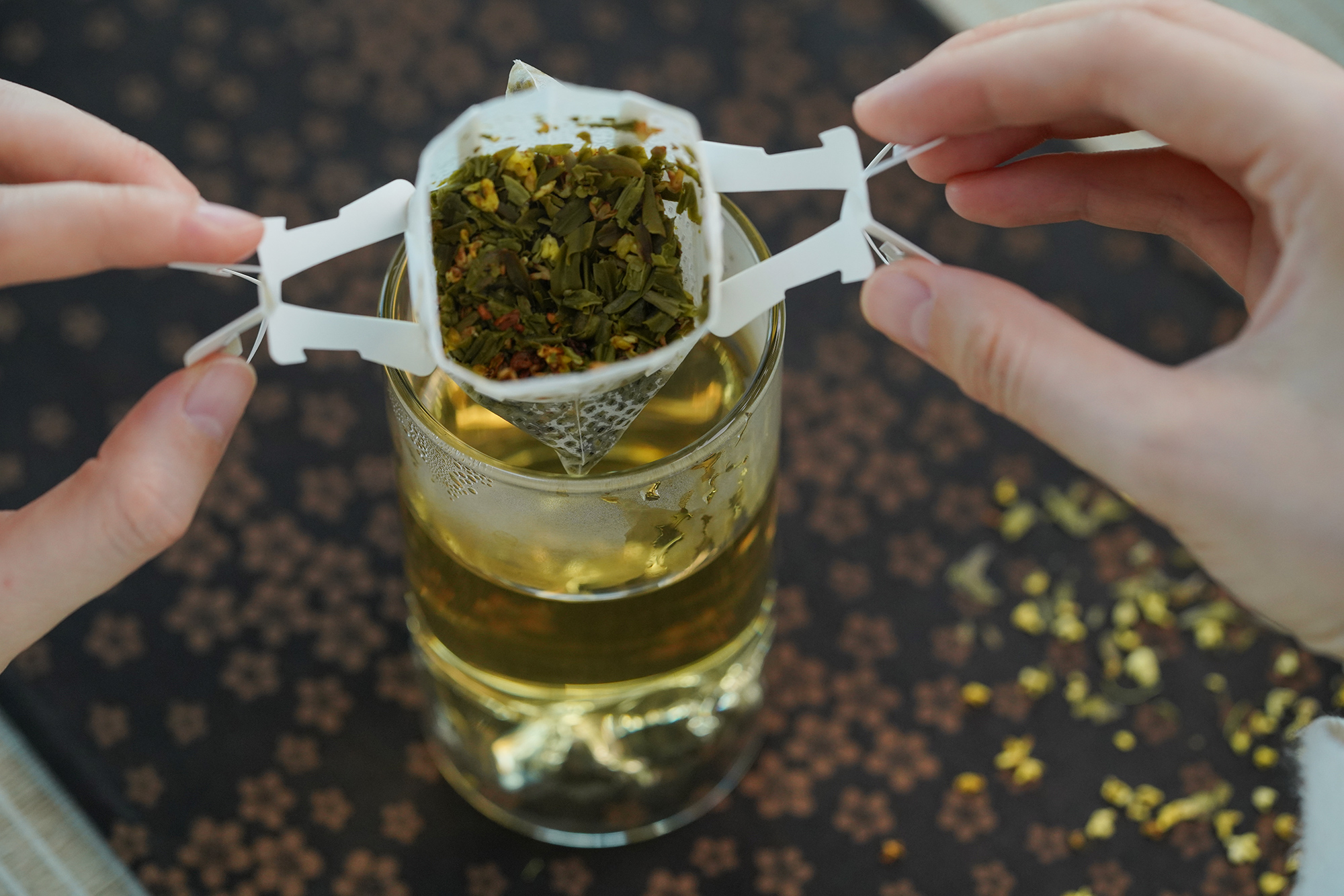 小喜年-将春天定格在茶杯里，只需要一泡桂花龙井茶