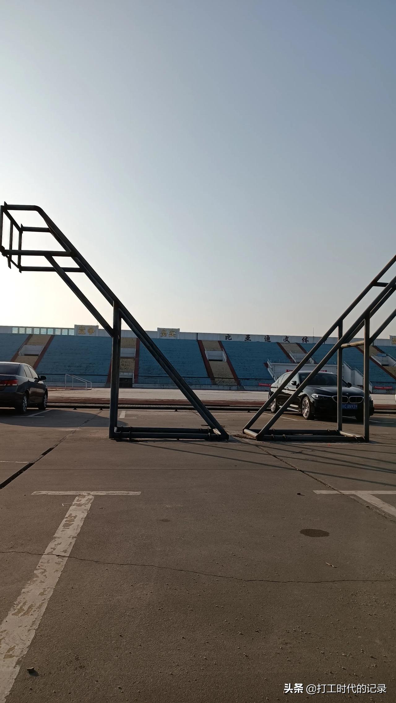 这是比亚迪的文体中心,挺大的 有篮球场,有停车场,有500米