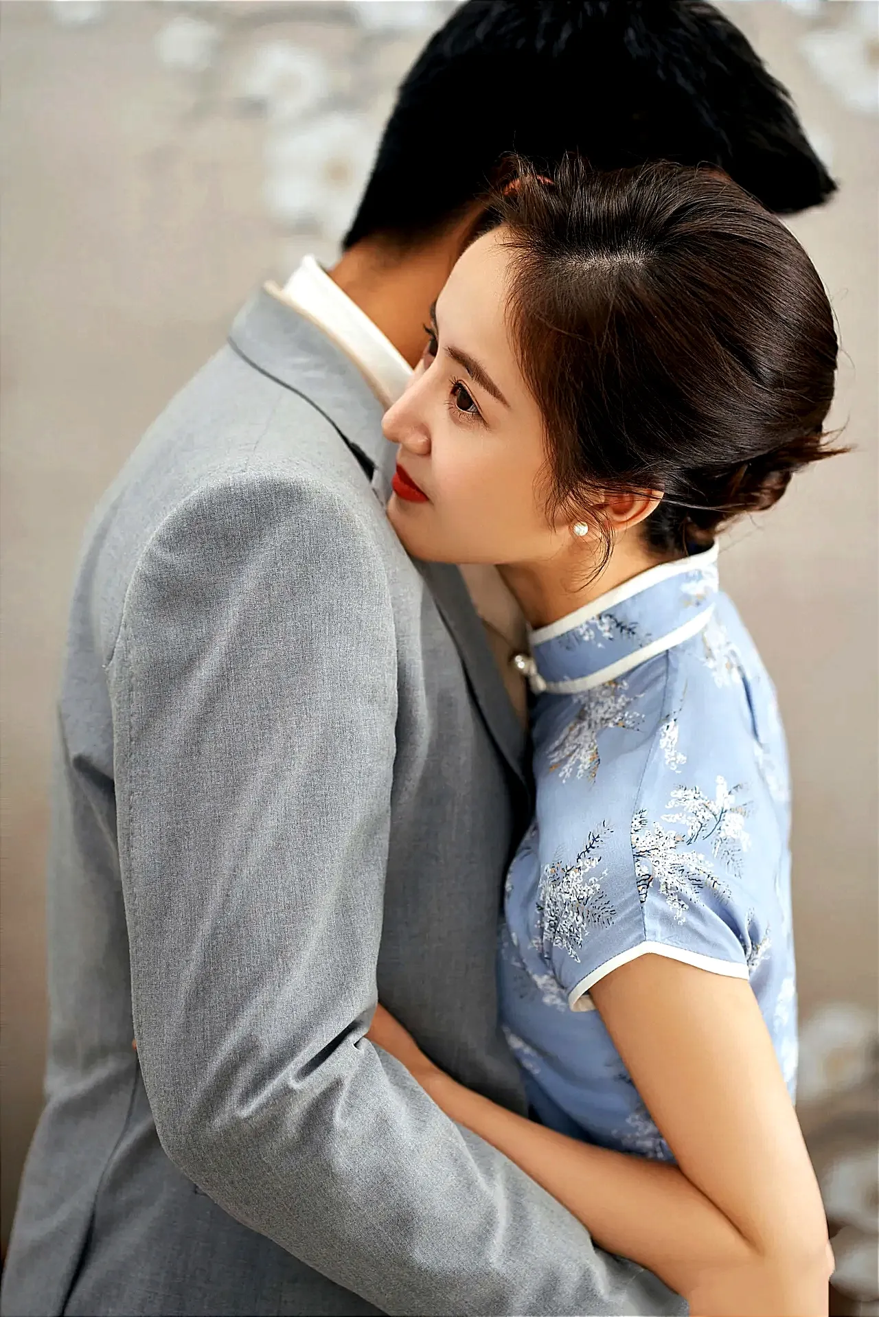 三秋红豆心头捂，四季玫瑰梦里燃