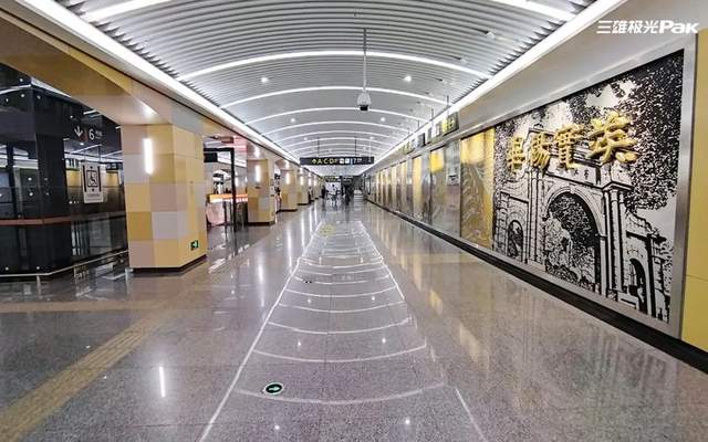 一站一景！三雄极光灯色撩人，美爆地铁圈