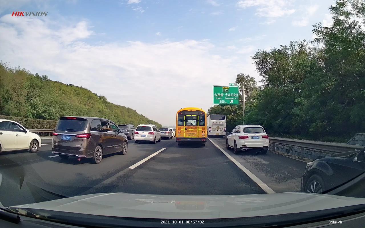 十月一日沈海高速大连段,因前方有三车连撞造成拥堵缓行,就有大