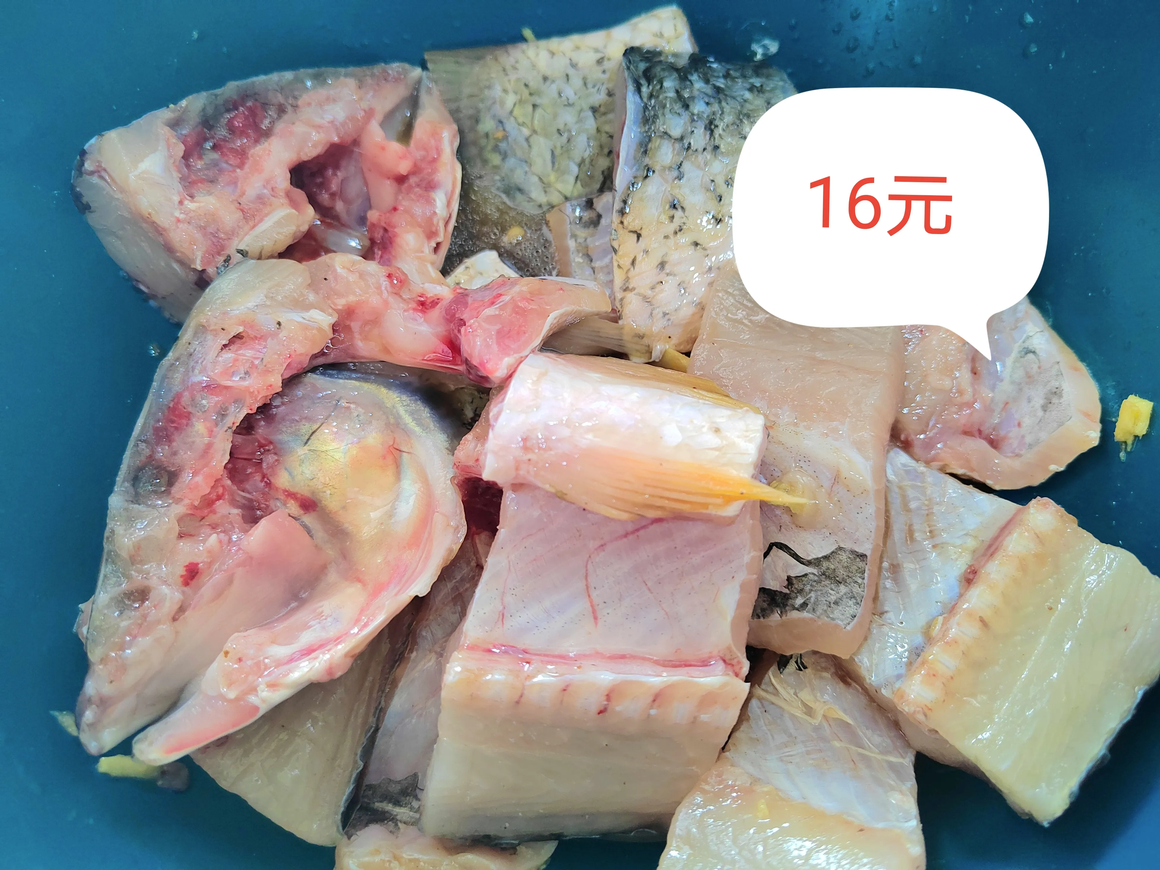 驚喜 吃飯了今天花了16塊錢買了一條2斤重的草魚 2塊錢買了2塊嫩豆腐 辣椒 大蒜 姜 紫蘇蔥這些大約是2元 呲牙 天天看點