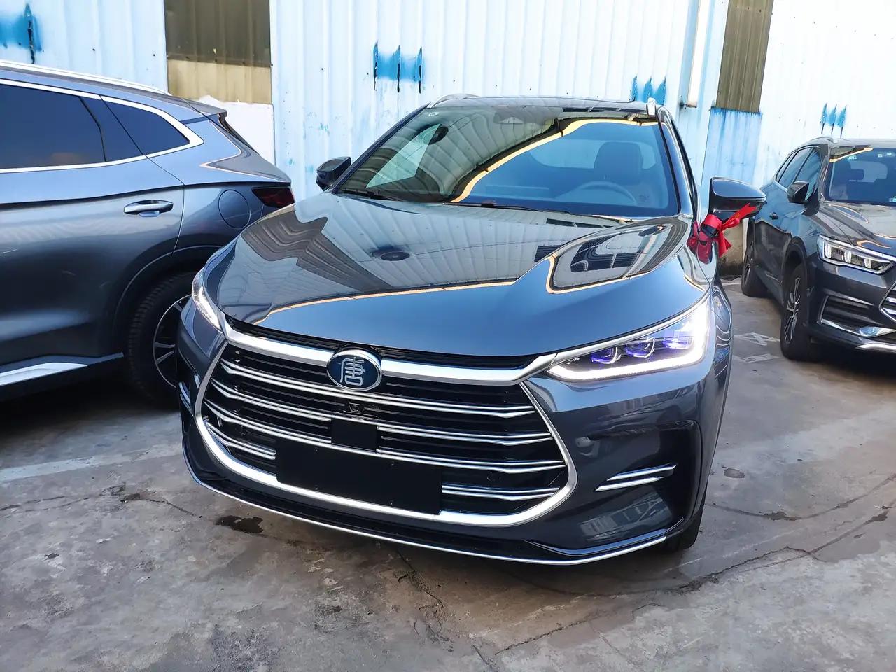 比亚迪唐dmi的前脸感觉有些不够霸气但是看着也凑活丑到算不上但是就