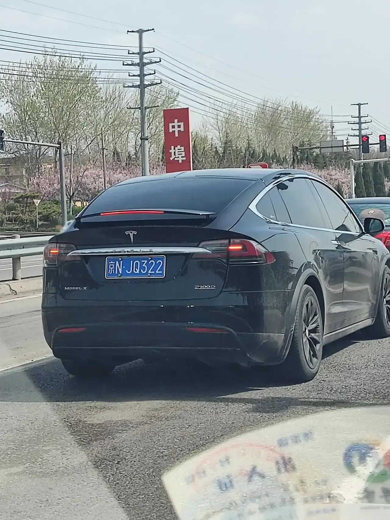 入手特斯拉的狠人,家里肯定不缺劳斯莱斯和宾利,话说现在蓝牌的特斯拉