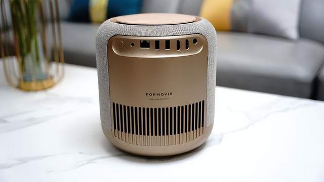 年轻人第一台4K投影仪，Vidda C1与峰米V10，谁能更胜一筹？