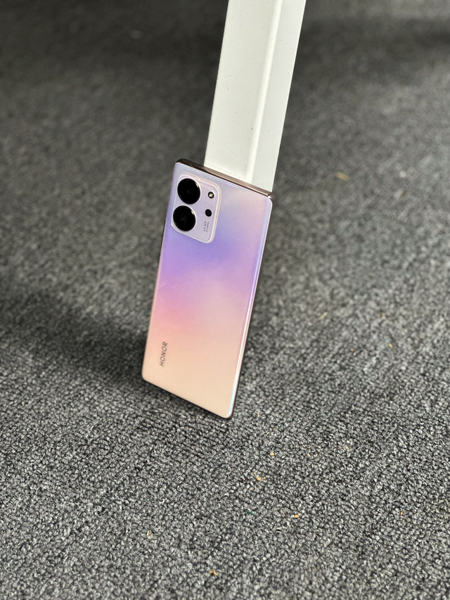 荣耀 80SE引领时尚先锋，打造屏幕美学：10.7亿色显+1920Hz调光