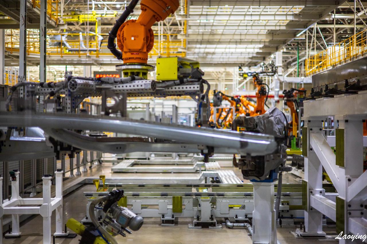 摇控操作机械臂,传送带和数控切割机等智能设备加工汽车配件… (2022