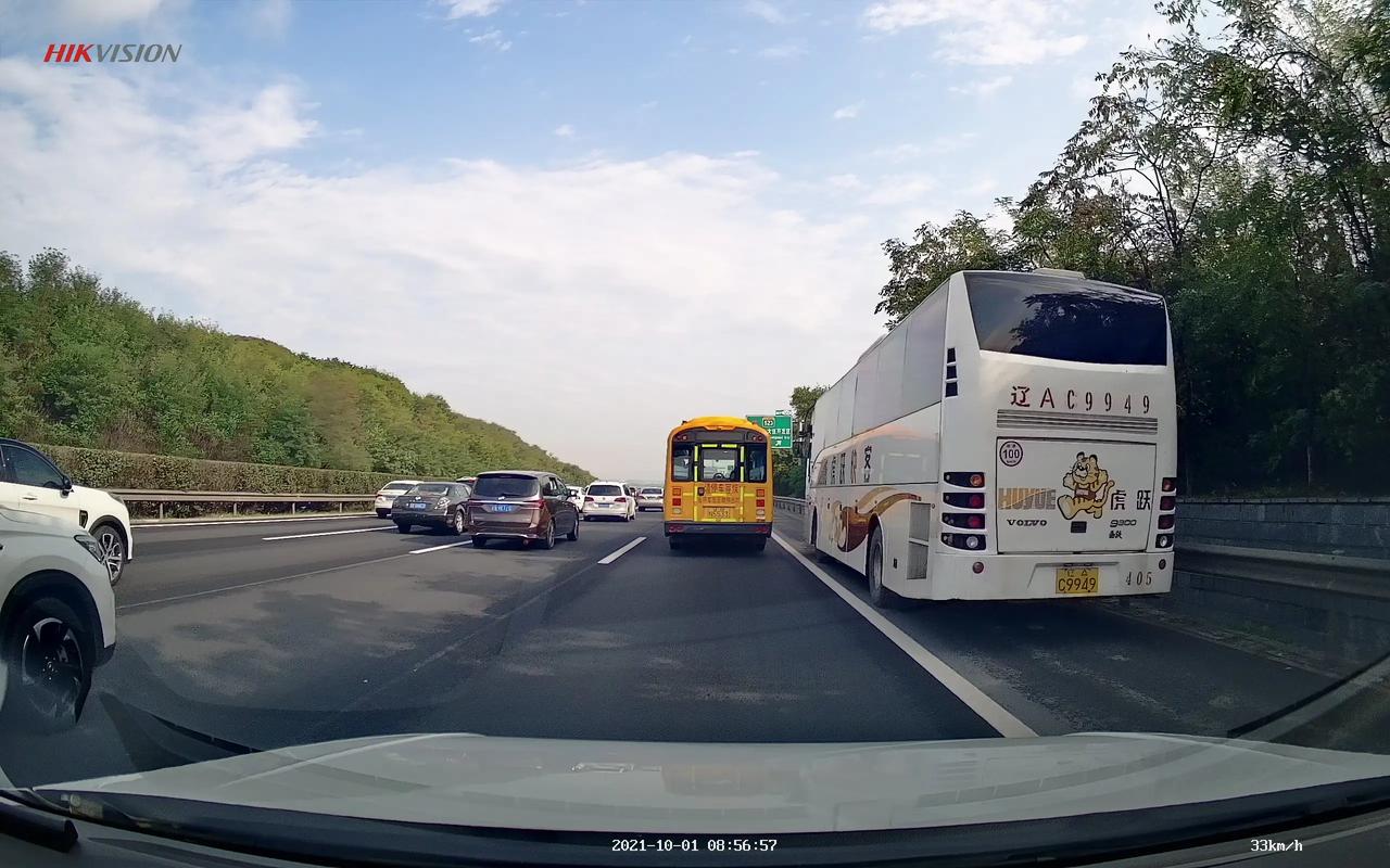 十月一日沈海高速大连段,因前方有三车连撞造成拥堵缓行,就有大