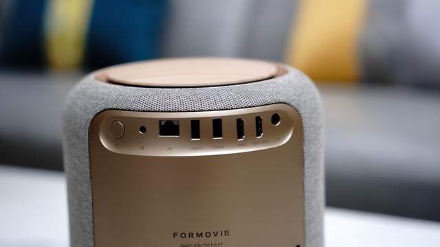 年轻人第一台4K投影仪，Vidda C1与峰米V10，谁能更胜一筹？