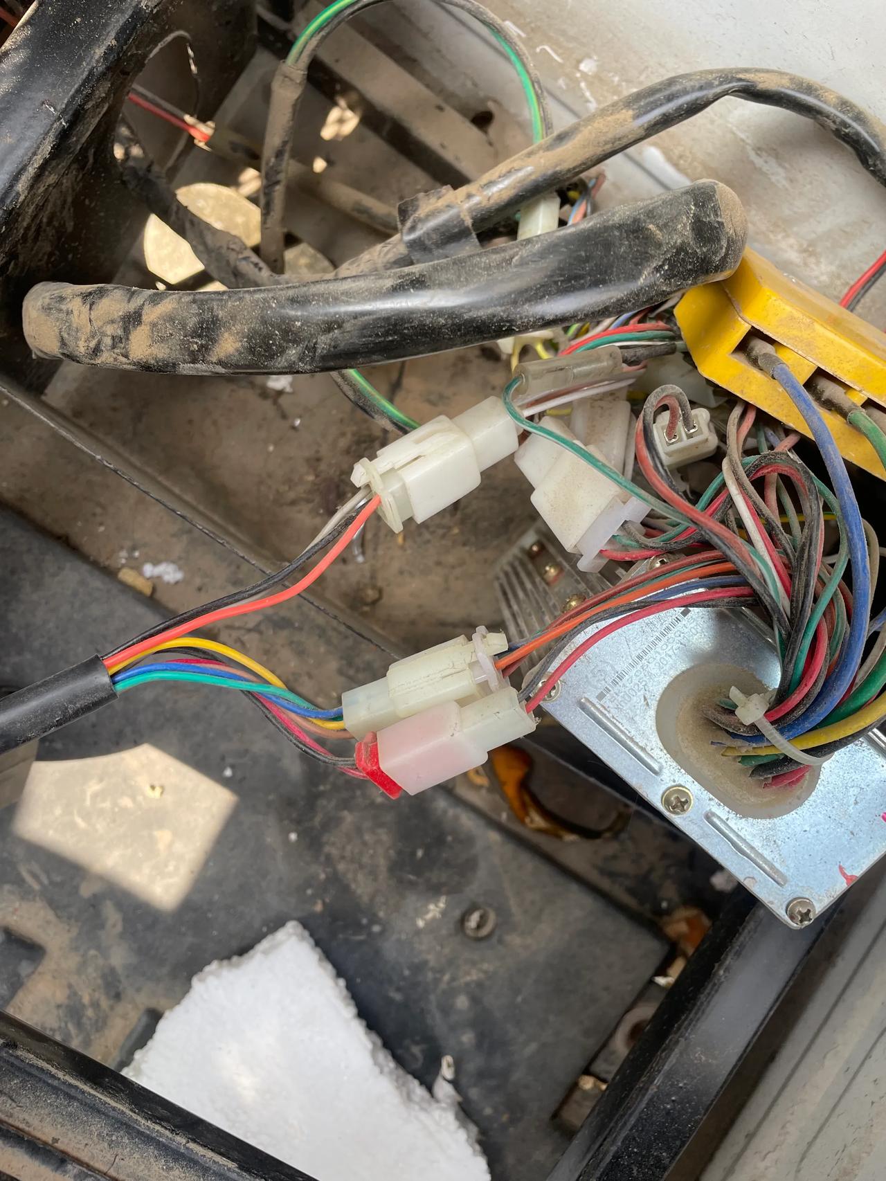 各位老铁,台铃三轮电动车接大灯线时正负极碰在一起短路一下,导