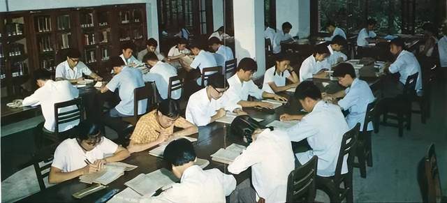 蔡东士:从高考状元到广东省委副书记 内容图12 潮汕网-实时追踪潮商/潮汕/汕头/揭阳/潮州的新闻资讯网站! 蔡东士:从高考状元到广东省委副书记 潮商资讯 图12张