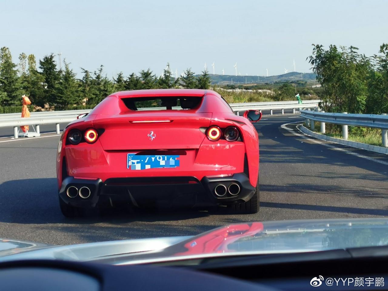 这台红色的法拉利812gts虽然是前置引擎但它的后窗设计完全是经典中置
