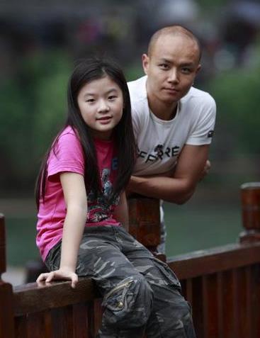 乐嘉回应强吻谢娜事件，他感情坎坷，一共有三段婚姻，三个孩子