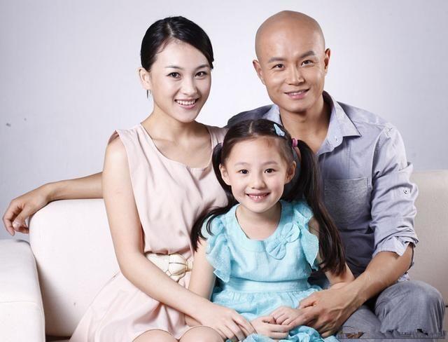 乐嘉回应强吻谢娜事件，他感情坎坷，一共有三段婚姻，三个孩子