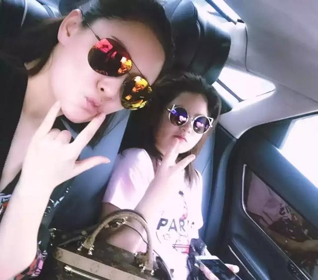 连奕名前妻陈佳妍：离婚后独自抚养女儿，不用男人也幸福